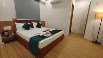 Deluxe Double Room, Pool View | Soundproofing, iron/ironing board, free WiFi
