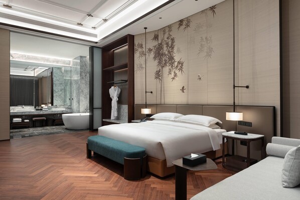 Suite, 1 King Bed (Run Lan)