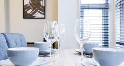 Gorgeous & Lovely 2BR City Centre Near High St by Luxiety Stays