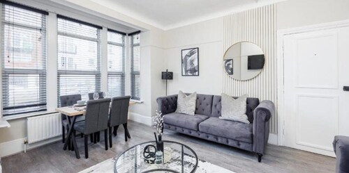 Stylish & Lovely 2BR City Centre Near High St by Luxiety Stays