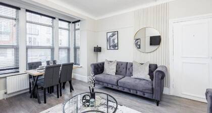 Stylish & Lovely 2BR City Centre Near High St by Luxiety Stays