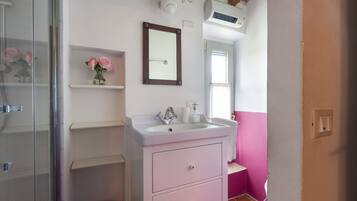 Villa | Bagno | Doccia, asciugacapelli, bidet, asciugamani