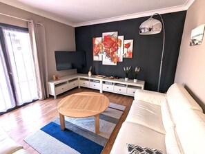 TV connectée, table de tennis de table, livres