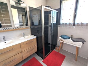 Hiustenkuivaaja, pyyhkeet, saippua, vessapaperi