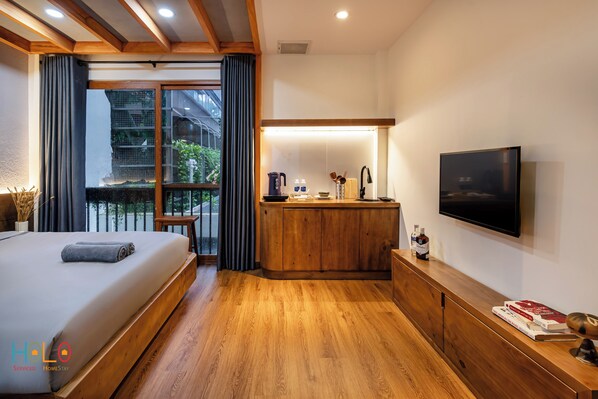 Classic Studio | Private kitchen | Mini-fridge, electric kettle, cleaning supplies, paper towels