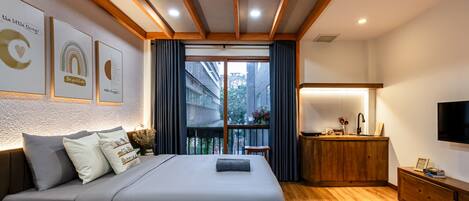 Estudio clásico | Cocina privada | Frigobar, tetera eléctrica, artículos de limpieza y toallas de papel