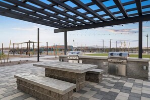 Outdoor dining - Maricopas BEST Escape wt 5 bds and outdoor dining (Maricopa)