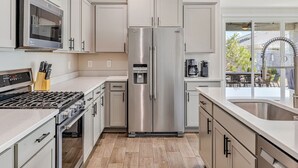 Coffee/tea maker, fridge, microwave, oven