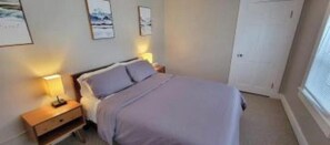 1 bedroom, iron/ironing board, WiFi, bed sheets - The North End Pad (Burlington)