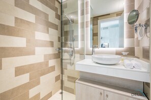 Dusche, Haartrockner, Handtücher, Seife