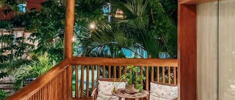 Chambre Confort Double ou avec lits jumeaux, balcon, vue piscine | Vue sur le jardin