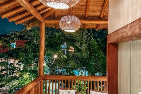 Quarto casal ou duplo conforto, sacada, vista para a piscina | Vista para o jardim