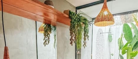 Deluxe-Dreibettzimmer | Badezimmer | Dusche, kostenlose Toilettenartikel, Haartrockner, Bidet