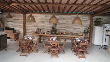 Café da manhã com pratos da culinária local grátis todos os dias