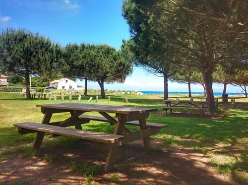 grand appartement de type T4 avec terrasse proche des plages et d'une ville 