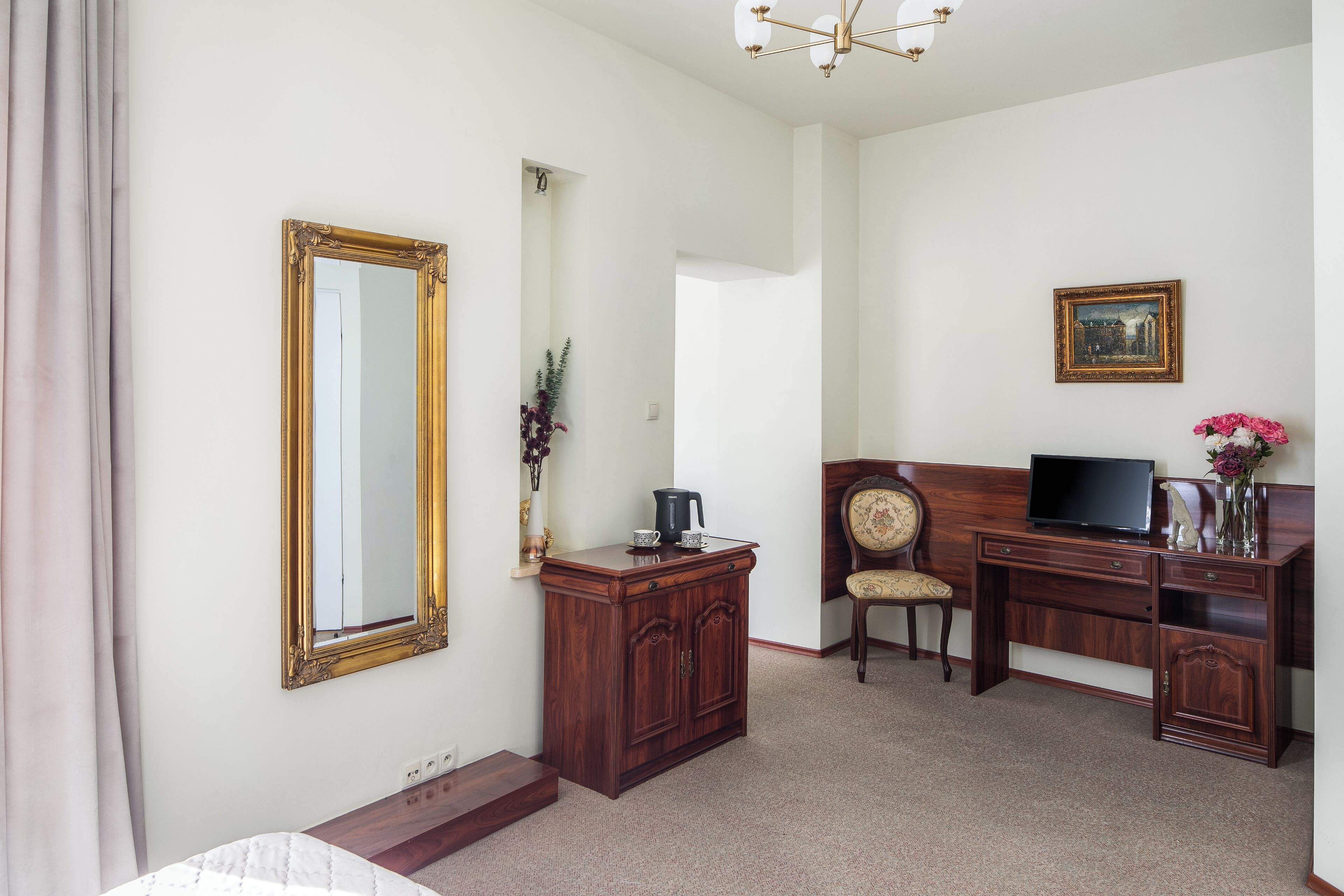 舒适开间套房 | 防过敏的被褥、办公桌、笔记本电脑工作区、熨斗/熨衣板