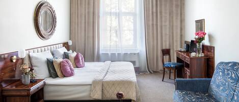 Habitación cuádruple superior | Ropa de cama hipoalergénica y escritorio