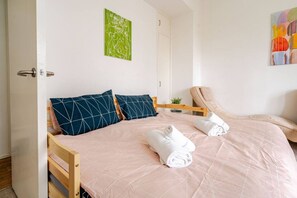 2 quartos, ferros/tábuas de passar roupa, Wi-Fi, roupa de cama
