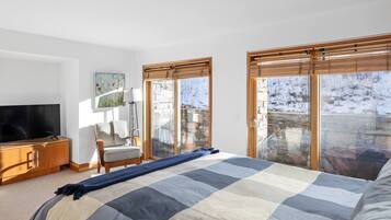 4 bedrooms, desk, iron/ironing board, free WiFi