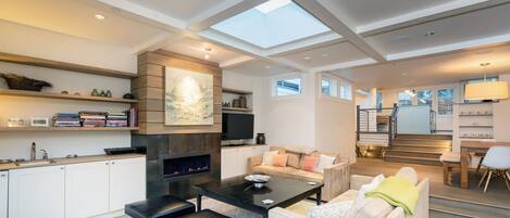 Smart-TV, Kamin, Bücher