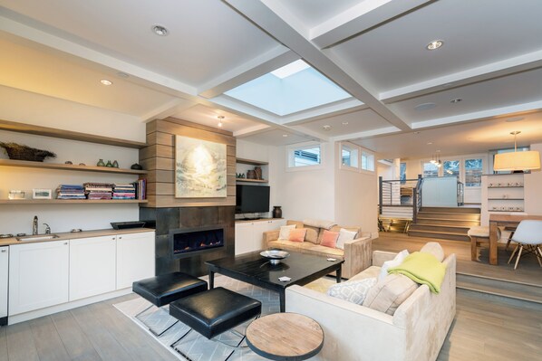 TV connectée, cheminée, livres