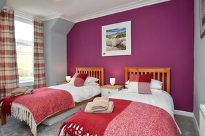 5 bedrooms, iron/ironing board, travel crib, WiFi - Crossaig Farm House - sleeps 10 guests  in 5 bedrooms (Tarbert)