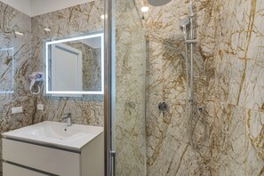 Dusj, toalettartikler (inkludert), hårføner og håndklær