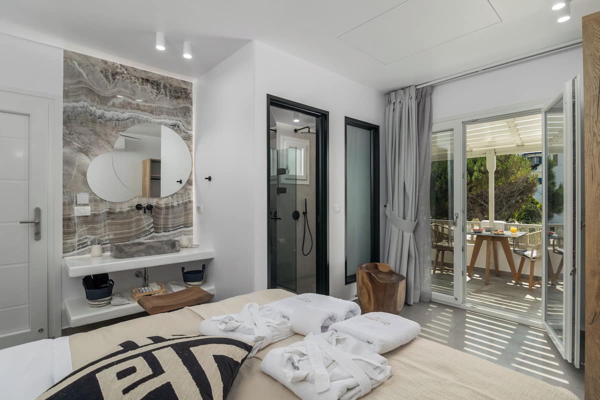 Suite, balkon, uitzicht op tuin | 1 slaapkamer, een kluis op de kamer, verduisterende gordijnen
