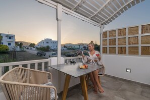 Suite, Balcony, Garden View | 1 bedroom, in-room safe, blackout curtains, soundproofing - Orama Milos (Milos)