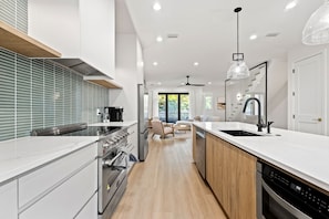 Micro-ondes, four, plaque de cuisson, lave-vaisselle