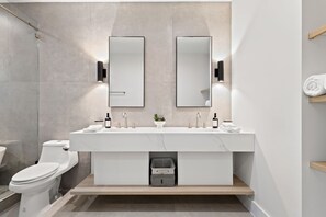 Dusche, Haartrockner, Handtücher, Seife