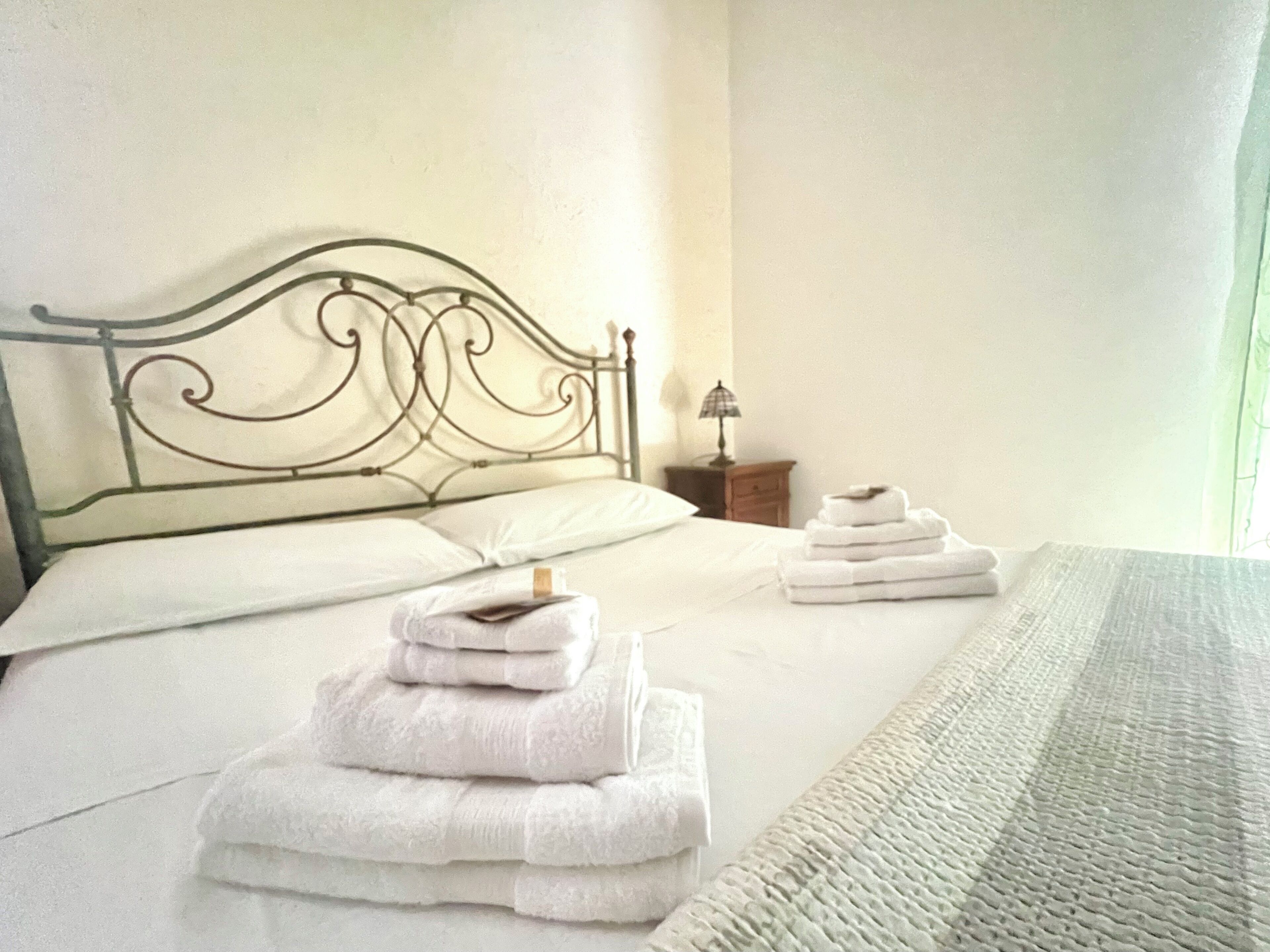 2 habitaciones, tabla de planchar con plancha y ropa de cama 