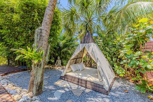 Tropical 4-bedroom Oasis on the river with Pool and Jacuzzi in Bonita Springs