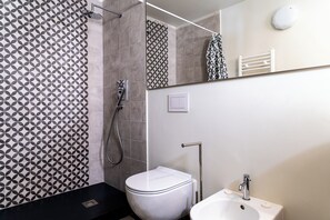 Dusche, Bidet, Handtücher