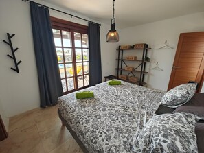 2 bedrooms, in-room safe, iron/ironing board, travel cot - Welcome to Casa del sol naciente (Playa Blanca)