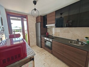 ثلاجة، ميكروويف، فرن، موقد طهي مسطح