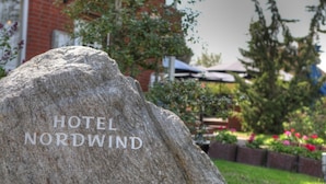 A large rock with the inscription "HOTEL NORDWIND" in the foreground. - Hotel Nordwind Lohme (Lohme)