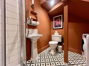 Ducha, secador de pelo, toallas y champú