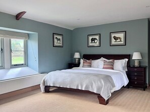 4 bedrooms, iron/ironing board, travel cot, WiFi