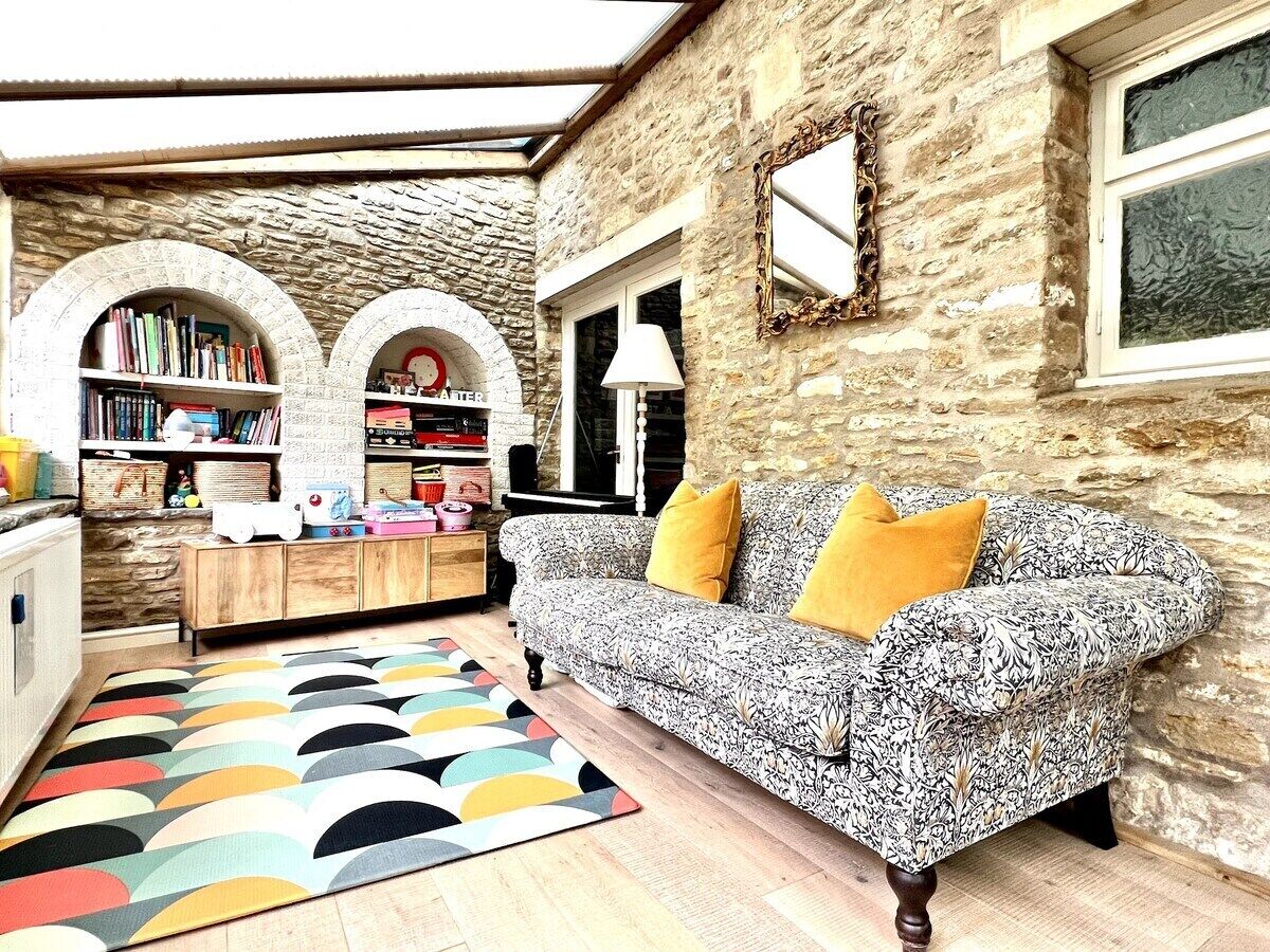 TV, fireplace, offices