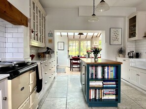 Fridge, microwave, oven, stovetop - Tranquil Family Home - Frome (Frome)
