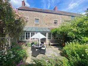 Outdoor dining - Tranquil Family Home - Frome (Frome)