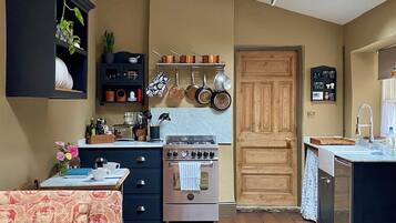 Fridge, oven, stovetop, coffee/tea maker
