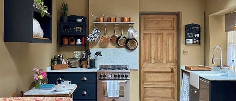 Refrigerador, horno, parrilla de estufa y cafetera y tetera