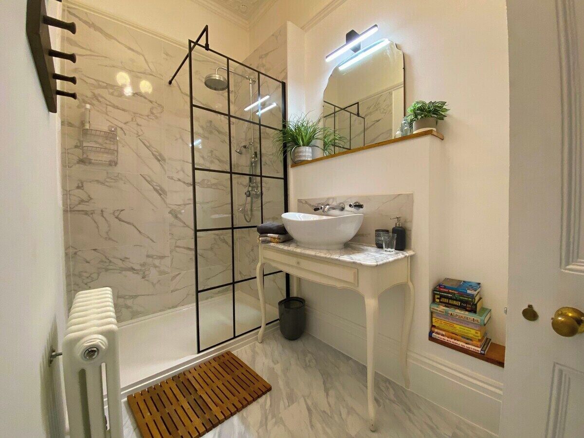 Shower, hair dryer, towels, shampoo
