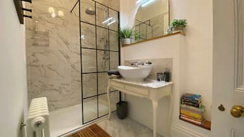 Shower, hair dryer, towels, shampoo