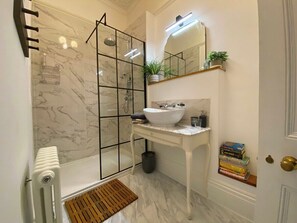 Shower, hair dryer, towels, shampoo - Spacious Georgian Apartment - Central Frome (Somerset)