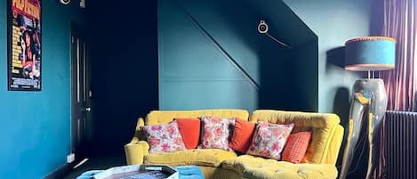 Télévision, jeux vidéo, livres, espaces bureaux