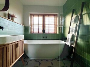 Dusche, Haartrockner, Handtücher, Shampoo