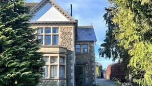 A stone building with a gabled roof and a chimney. - Edwardian Town House - Garden & Cinema (Somerset)